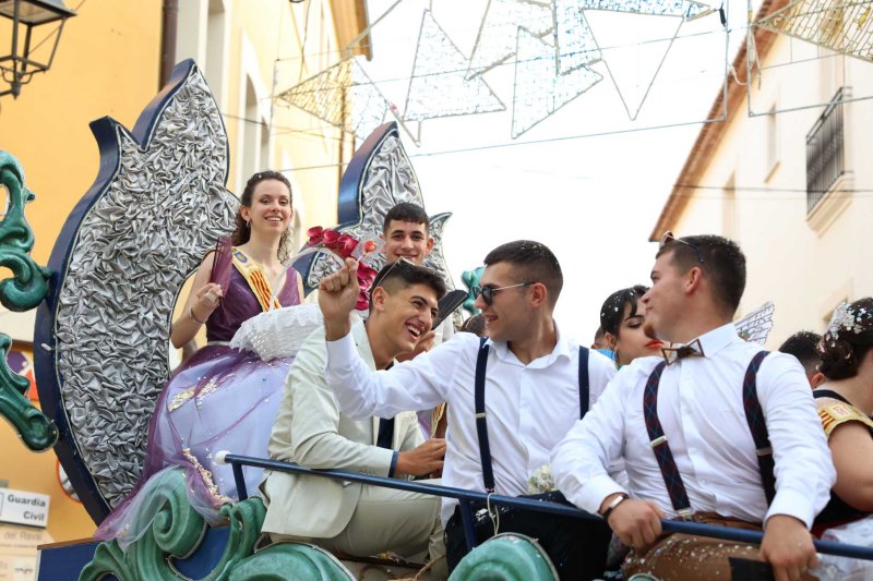 Les carrosses de Gata omplin el recorregut d’enginy, confeti,… i crítiques per l’entrada de bous “sorpresa” Les carrosses de Gata omplin el recorregut d’enginy, confeti,… i crítiques per l’entrada de bous “sorpresa”